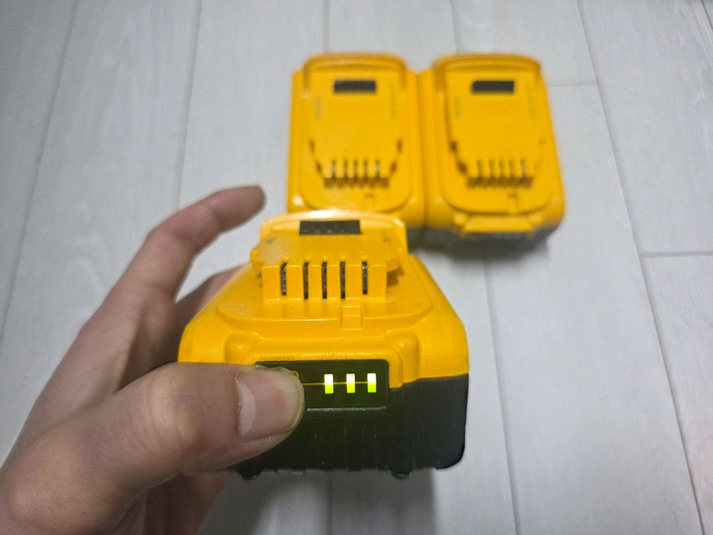 디월트 정품 배터리 5.0--1