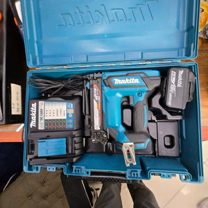 마끼다 충전타카 ST421D 일본 오리지널 내수제품 본체 15볼트배터 충전기 공구박스 등알체 이미지