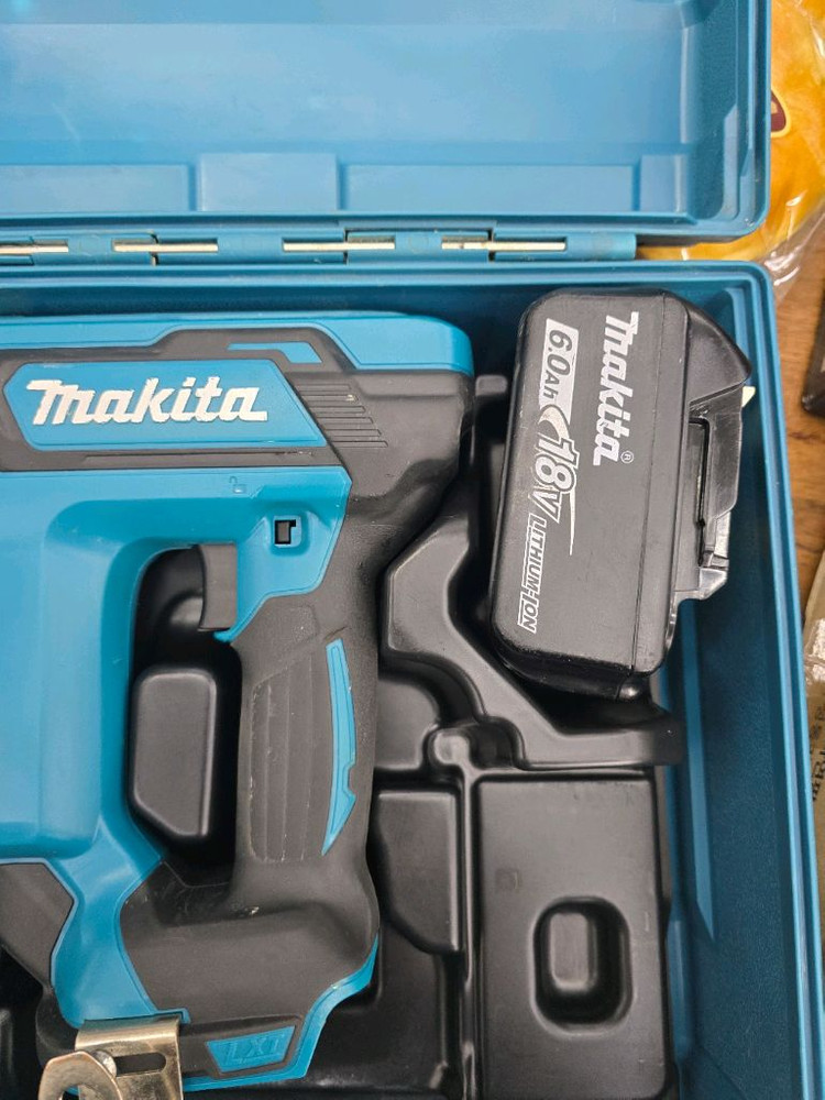 마끼다 충전타카 ST421D 일본 오리지널 내수제품 본체 15볼트배터 충전기 공구박스 등알체 이미지