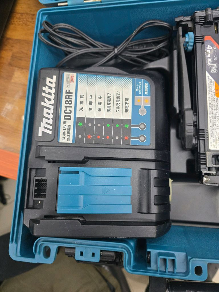 마끼다 충전타카 ST421D 일본 오리지널 내수제품 본체 15볼트배터 충전기 공구박스 등알체 이미지