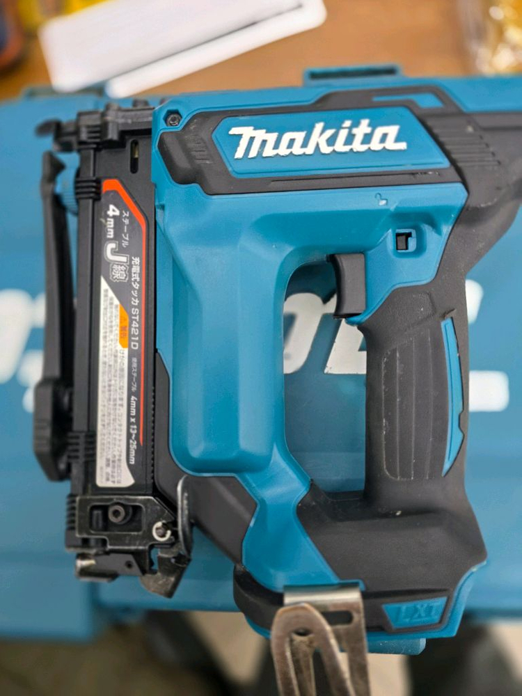 마끼다 충전타카 ST421D 일본 오리지널 내수제품 본체 15볼트배터 충전기 공구박스 등알체 이미지