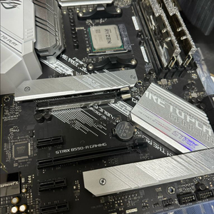 5700x3d + b550-a strix + 지스킬 로얄 엘리트 ddr4 16gb 보드셋 팝니다. 이미지