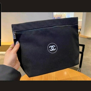 샤넬 맥시 블랙 파우치
