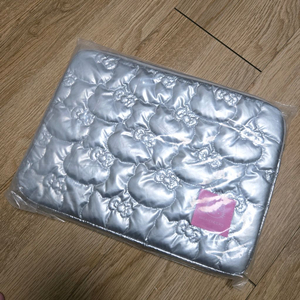 헬로키티 노트북 아이패드 실버파우치 이미지