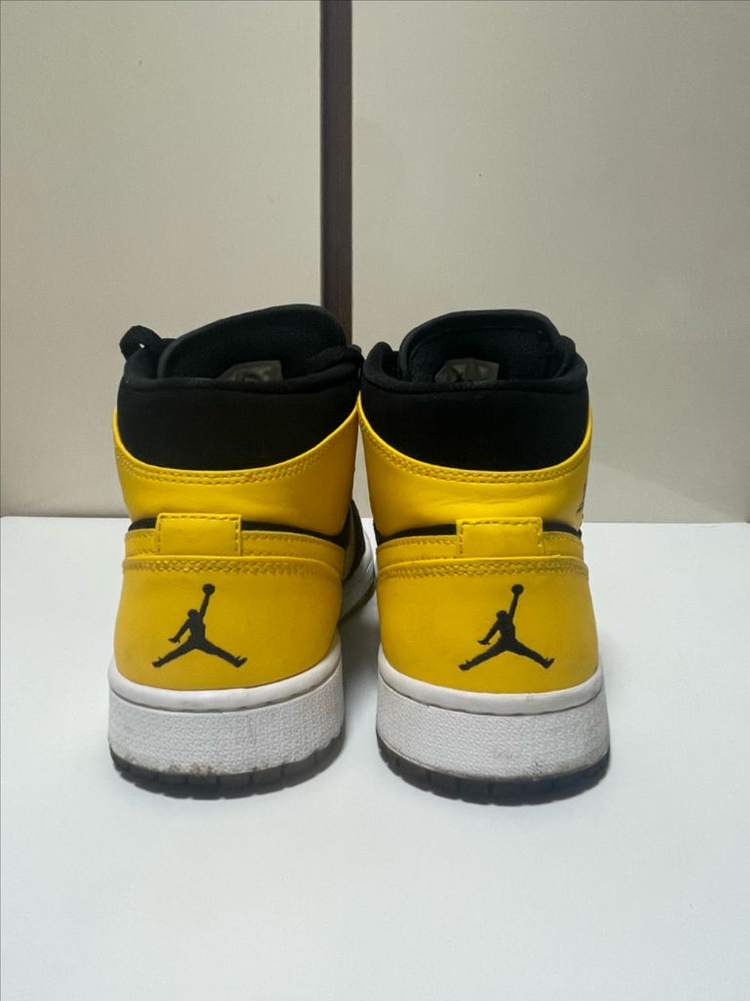 나이키 에어 조던 1 레트로 미드 이미지