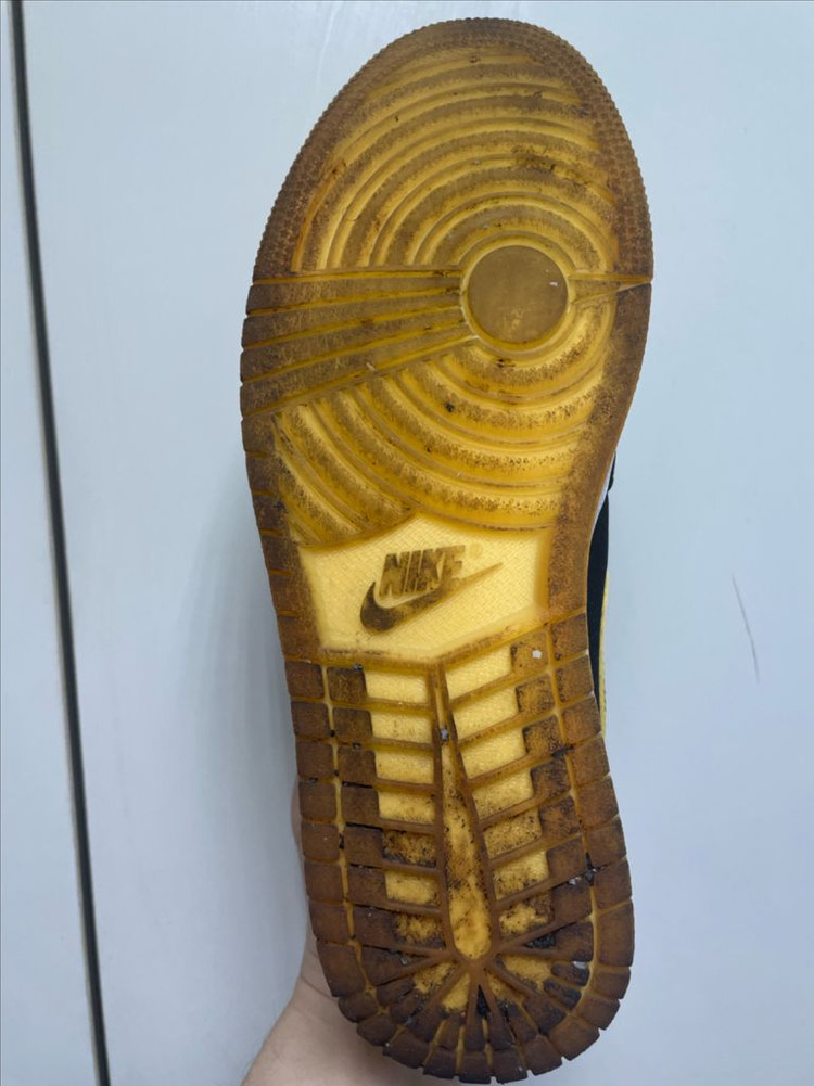 나이키 에어 조던 1 레트로 미드 이미지