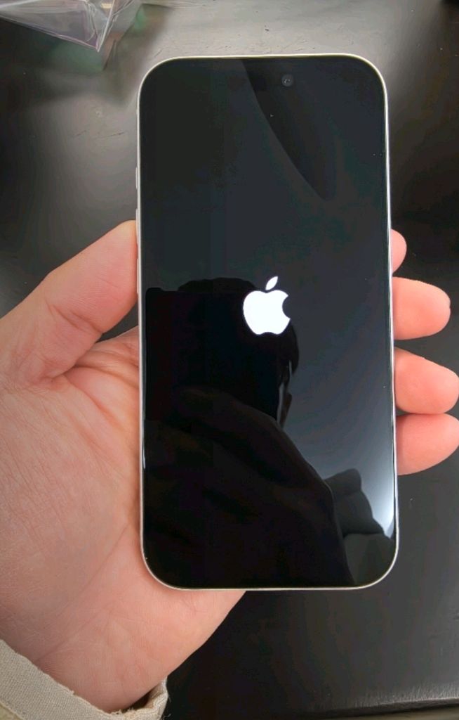 아이폰17프로 256G 실버 자급제 판매합니다--1