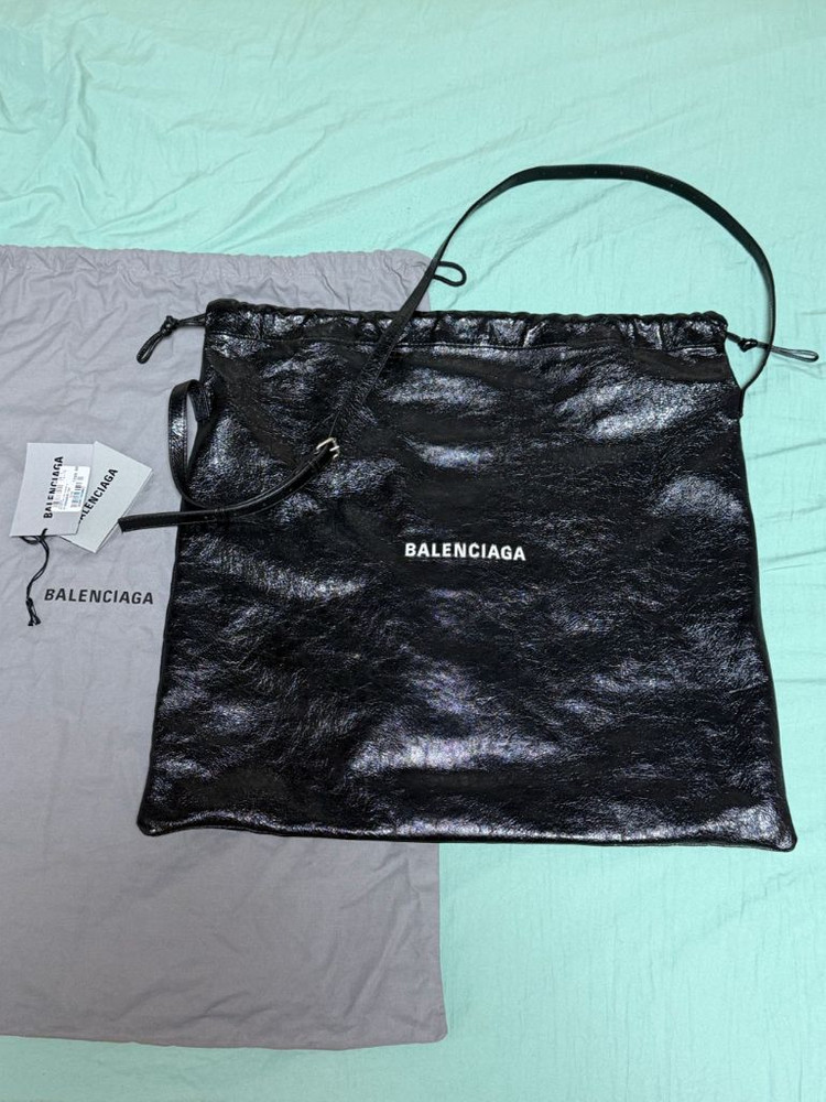 발렌시아가 남성 가죽 크로스백 숄더백 블랙 팝니다 이미지