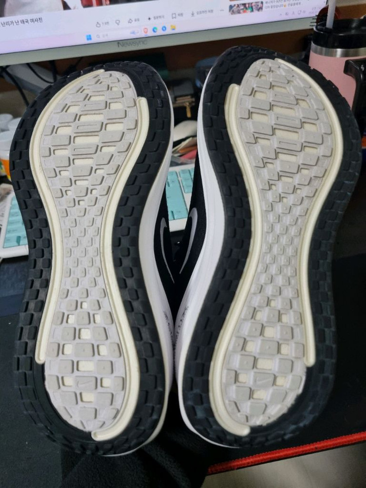 나이키 보메로 플러스 255mm 팝니다--5