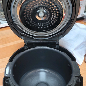 쿠쿠 10인용 압력밥솥 (CRP-QS10) 부품용으로 팝니다23년 8월 제조된 거의 신품급 쿠쿠 압력밥솥입니다.작동