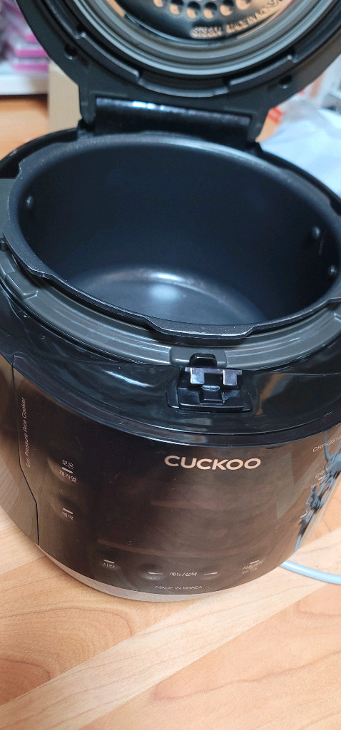 쿠쿠 10인용 압력밥솥 (CRP-QS10) 부품용으로 팝니다23년 8월 제조된 거의 신품급 쿠쿠 압력밥솥입니다.작동--1