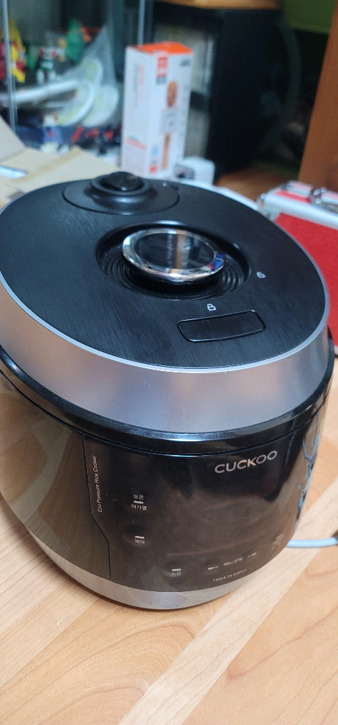 쿠쿠 10인용 압력밥솥 (CRP-QS10) 부품용으로 팝니다23년 8월 제조된 거의 신품급 쿠쿠 압력밥솥입니다.작동--2