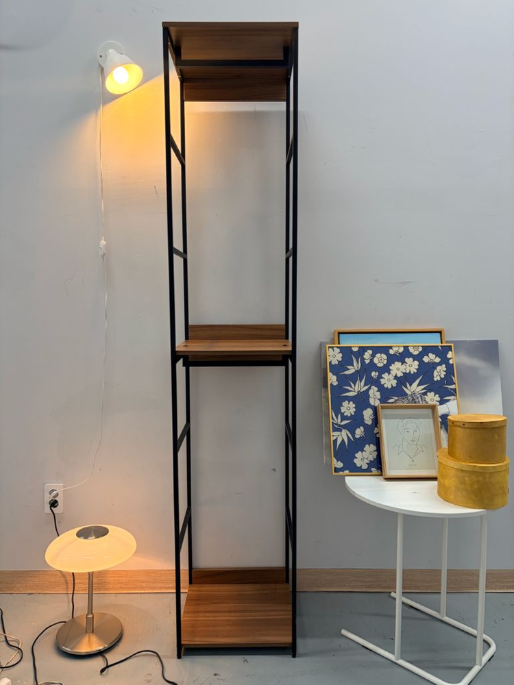 진열장 옷장 스탠드 옷걸이 좁고 긴 형태 가구 이미지