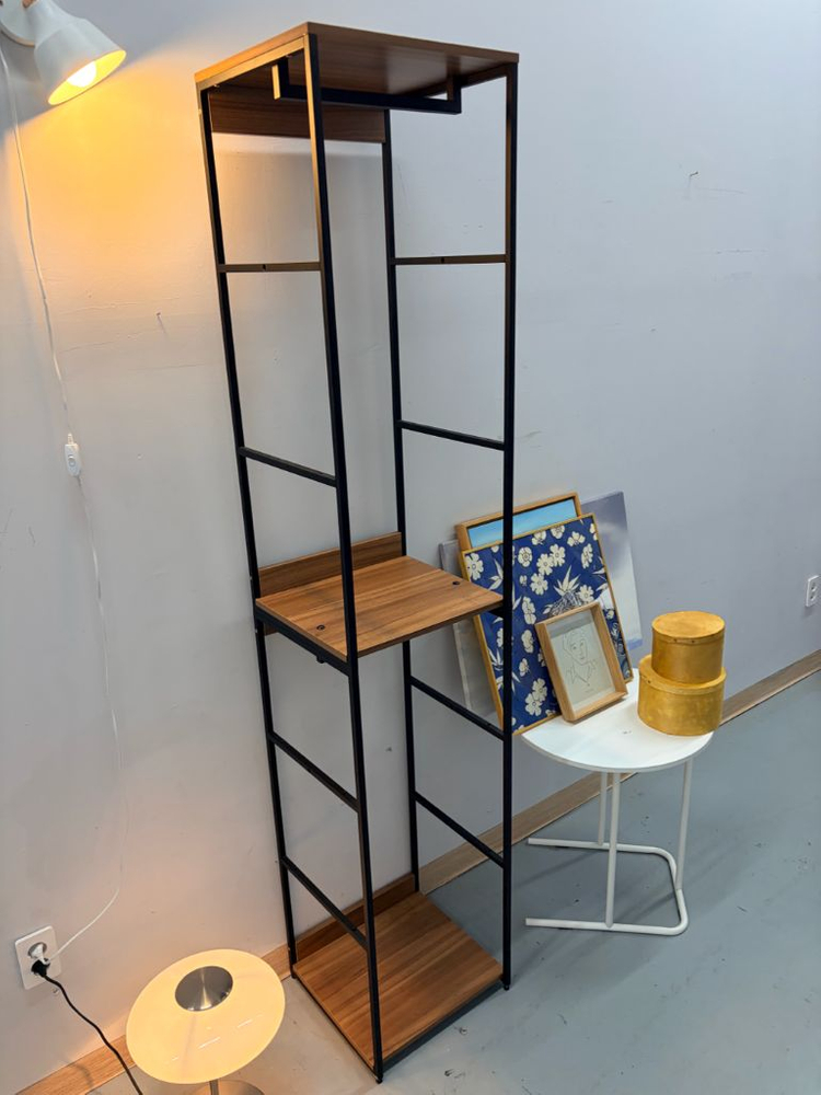 진열장 옷장 스탠드 옷걸이 좁고 긴 형태 가구 이미지