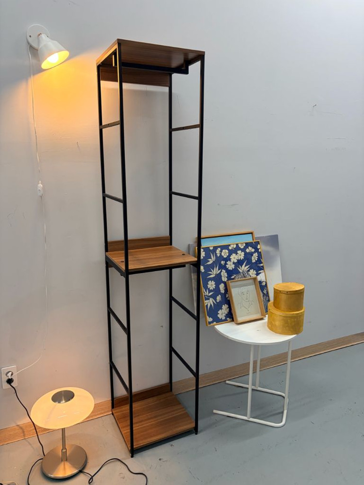 진열장 옷장 스탠드 옷걸이 좁고 긴 형태 가구 이미지