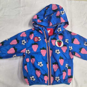 베베드피노 딸기 바람막이 100사이즈 판매합니다