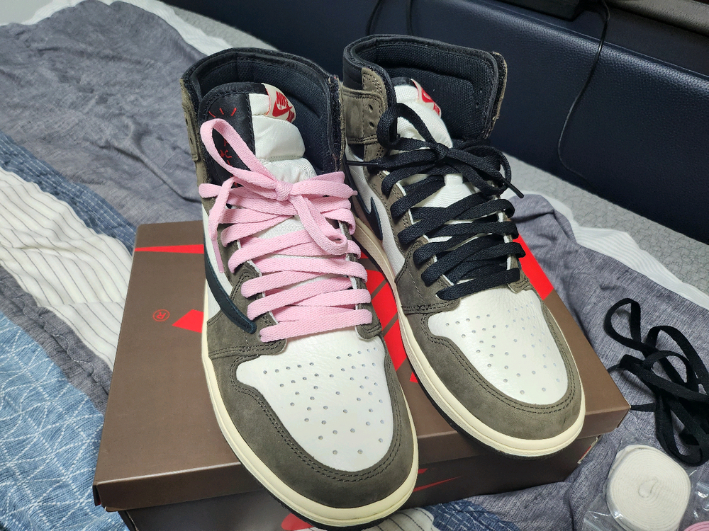 새상품 나이키 조던1x스캇 모카하이 275 싸게팝니다.--1