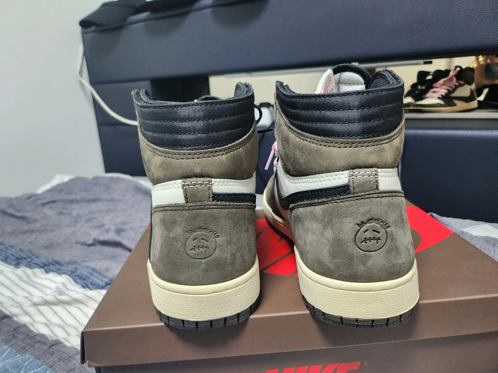 새상품 나이키 조던1x스캇 모카하이 275 싸게팝니다.--3