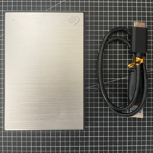 씨게이트 휴대용 외장하드 / 2TB / 실버 / 본품+케이블 / 우체국택배 이미지