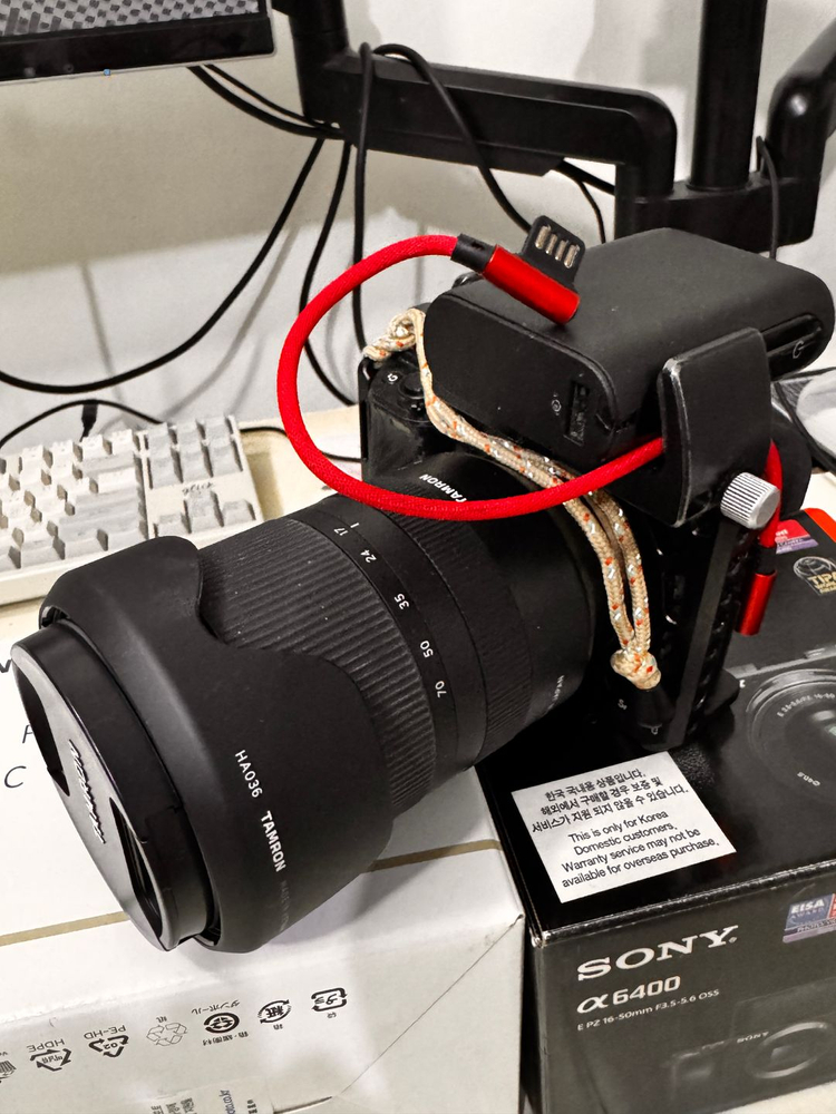 (소니 a6400+번들16~50) + ((수정)::탐론17-70mm 렌즈) + 스몰리그 케이지(개별판매 가능) 이미지