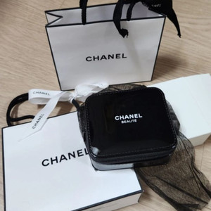 샤넬 에나멜소재 미니 사각파우치(완전새제품)