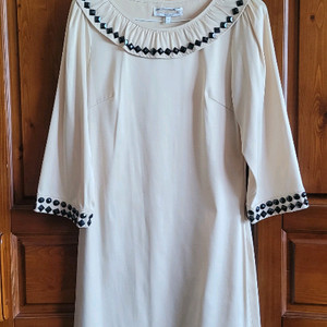 명품 부띠끄 아이보리색 보석 장식 원피스