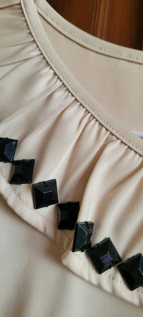 명품 부띠끄 아이보리색 보석 장식 원피스--1