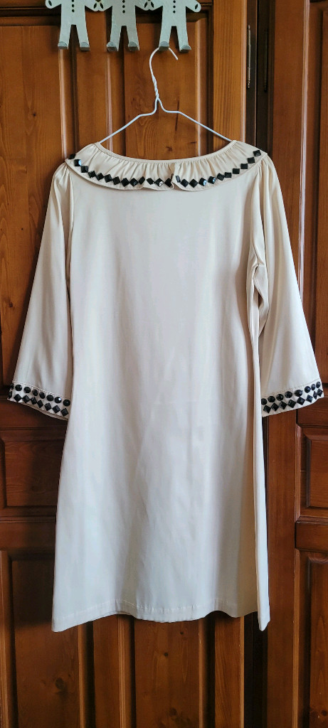 명품 부띠끄 아이보리색 보석 장식 원피스--4