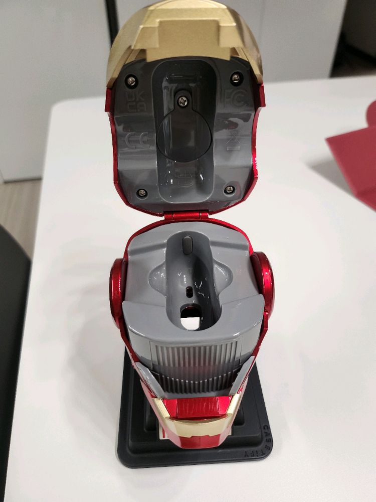 케이스티파이 x 마블 아이언맨 헬멧 컬렉티블 에어팟 프로 1세대/2세대 케이스 충전기 (거치대 포함)--2