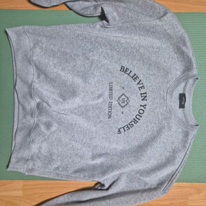 새제품 US N THEM 맨투맨 90사이즈