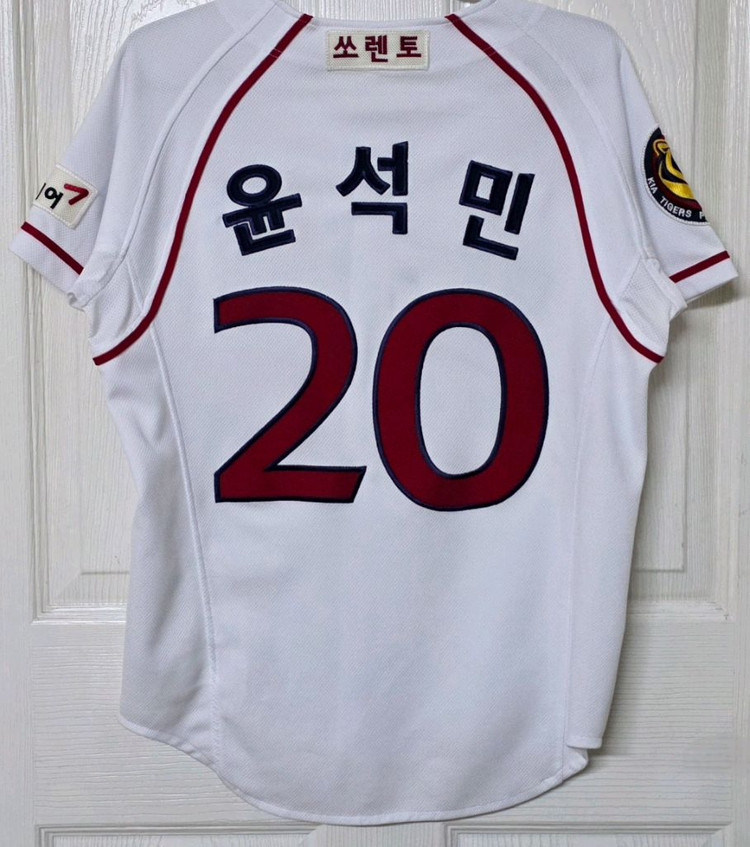 [90] 기아타이거즈 홈 유니폼(윤석민) 이미지