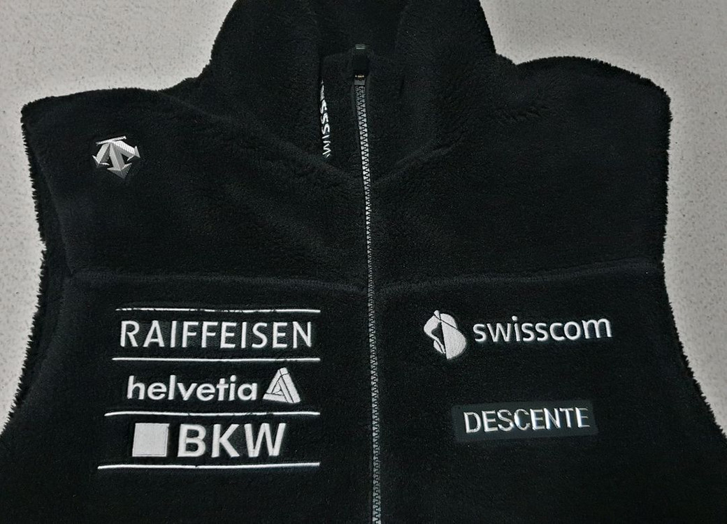 데상트 조끼 이미지