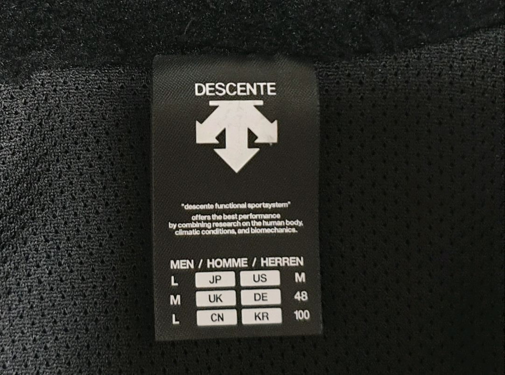 데상트 조끼 이미지