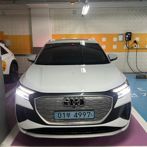 아우디 Q4 전기차 이미지
