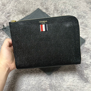 [정품 OS] 톰브라운 삼선탭 페블 그레인 클러치 블랙