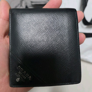 프라다 사피아노 정품 지갑 팝니다. 5만원