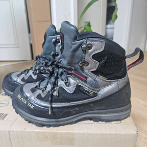 블랙야크 BLACKYAK 중등산화 255mm 최상급
