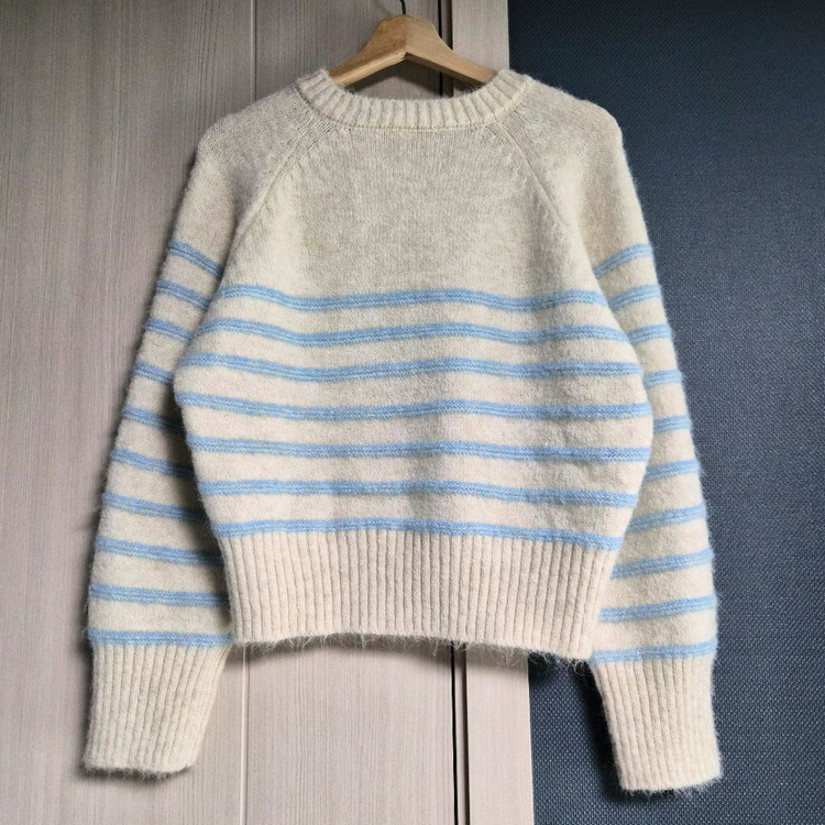 [새상품] 여리핏 크롭 니트 아이보리 하늘 스트라이프--1