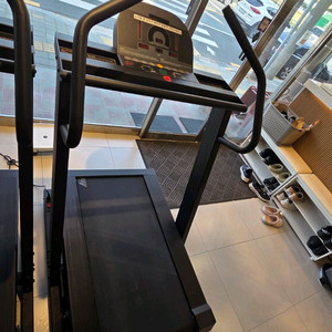 런웨이200 마이마운틴 경사 런닝머신 판매 / 등산머신 / 헬스장 상업용 런닝머신 급매 / 설치가능 이미지