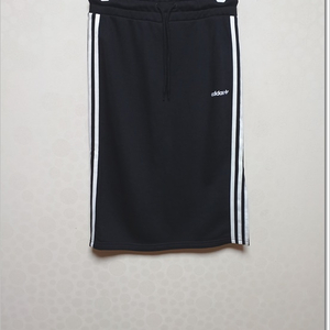 아디다스 3선 미디 스커트 블랙 S사이즈