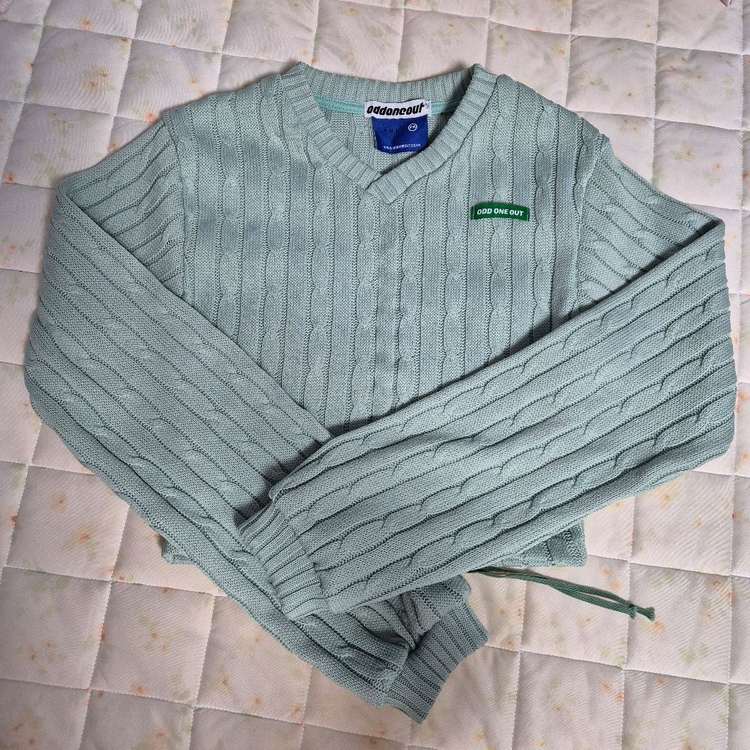 ODD ONE OUT 오드원아웃 크롭 꽈배기 니트--0