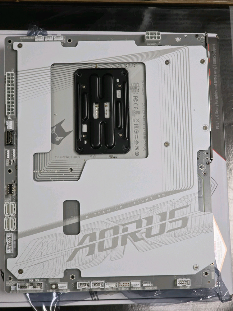 기가바이트 어로스 B650E STEALTH ICE 메인보드 새상품급--3