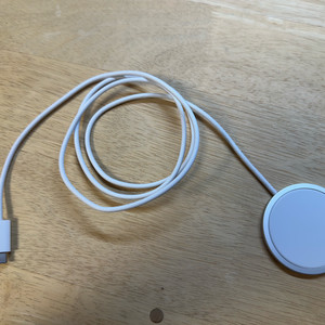 <새상품과 다름 없음> 최신 제품 애플 정품 맥세이프 무선 충전기 우븐 케이블