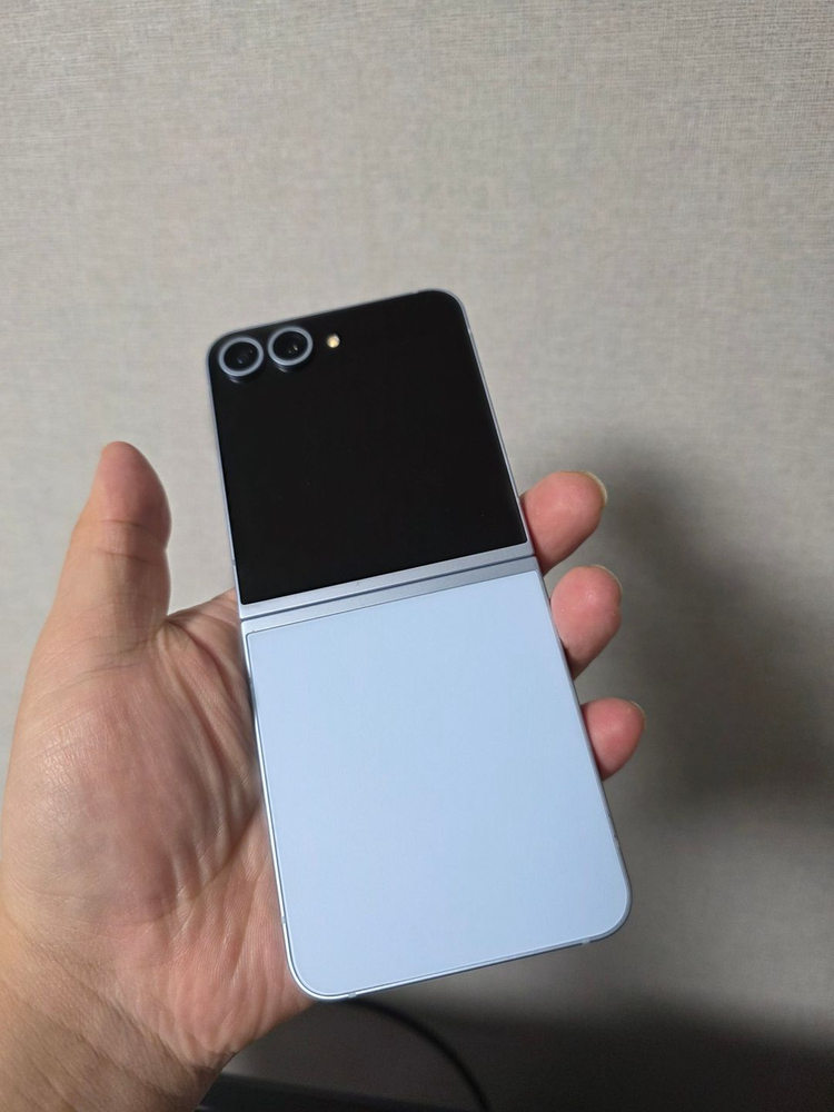 갤럭시 Z플립6 블루 256기가 액정새상품 팝니다 이미지