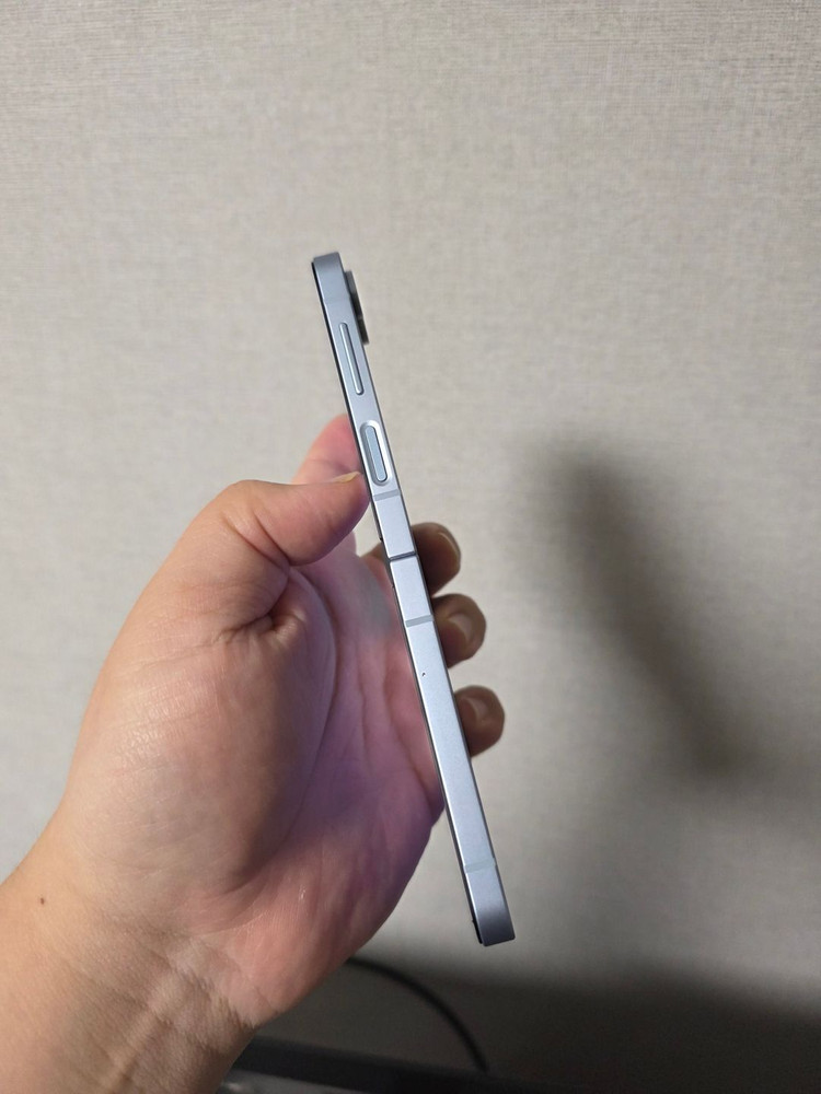 갤럭시 Z플립6 블루 256기가 액정새상품 팝니다 이미지