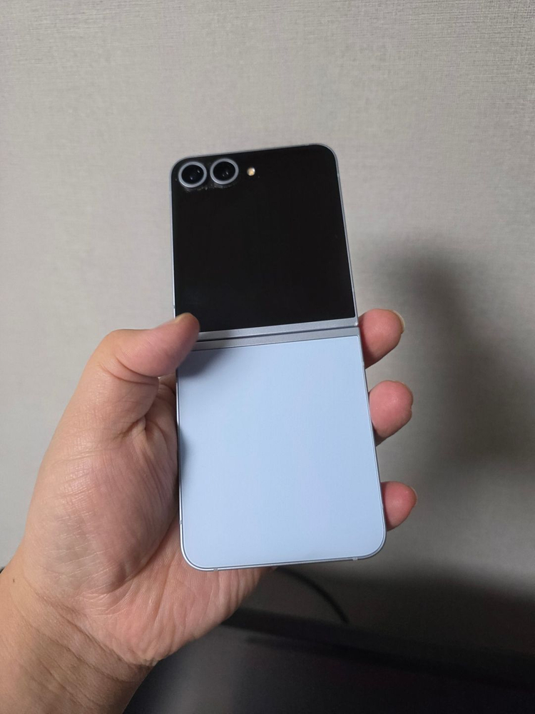 갤럭시 Z플립6 블루 256기가 액정새상품 팝니다 이미지