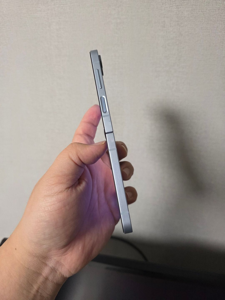 갤럭시 Z플립6 블루 256기가 액정새상품 팝니다 이미지