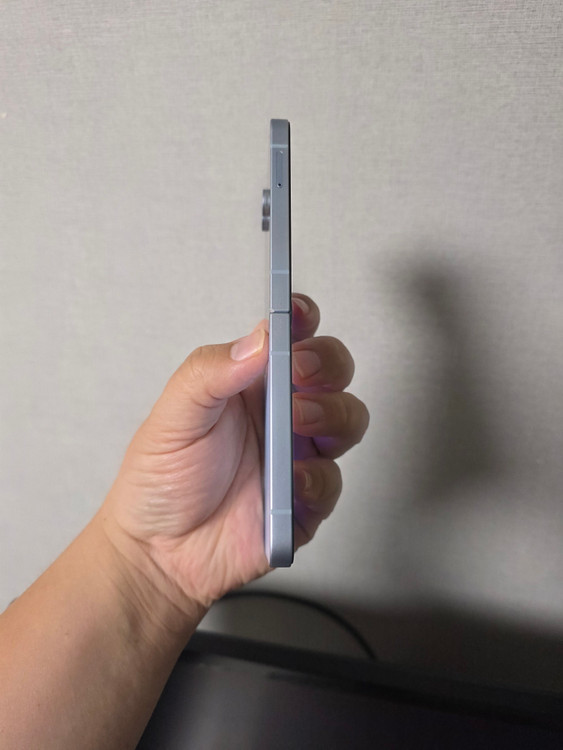 갤럭시 Z플립6 블루 256기가 액정새상품 팝니다 이미지