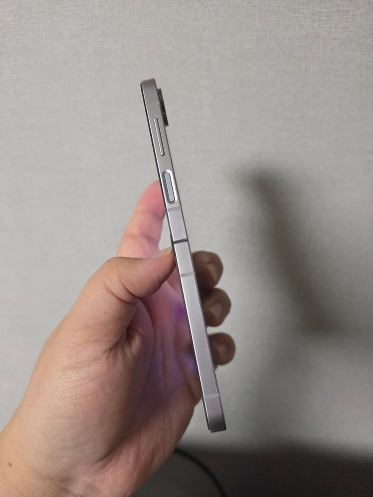 갤럭시 Z플립6 실버 256기가 액정새상품 팝니다 이미지