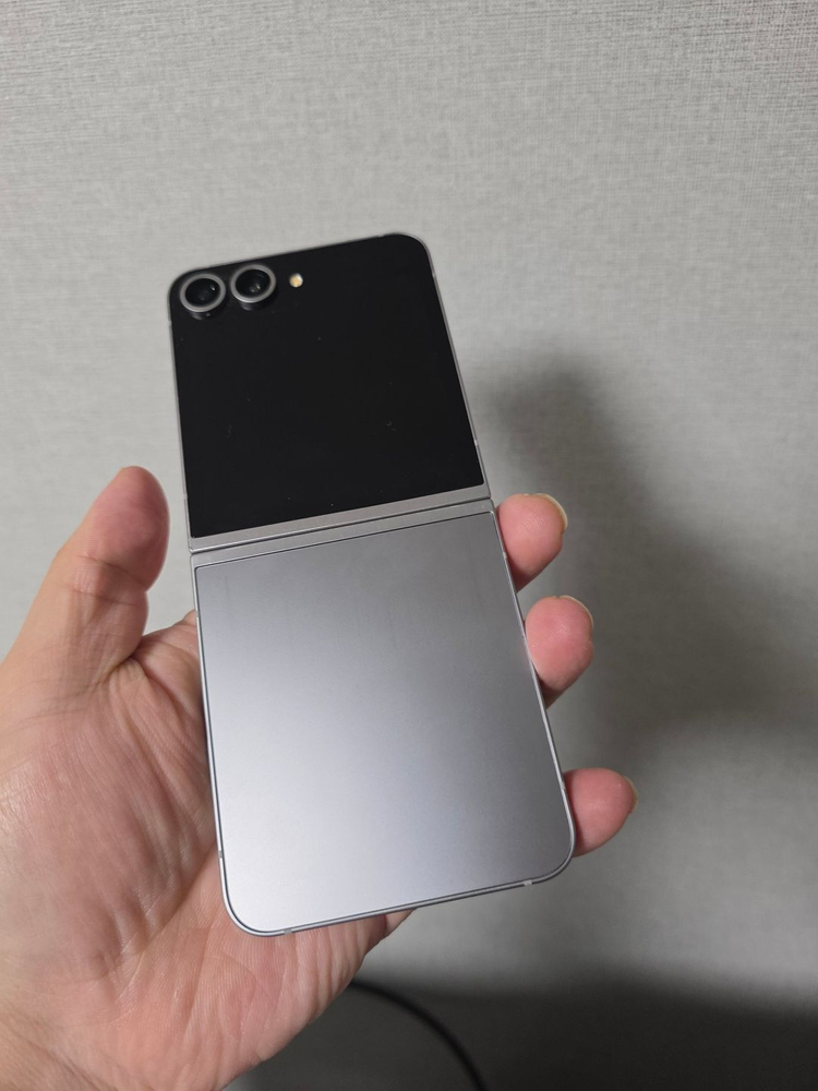 갤럭시 Z플립6 실버 256기가 액정새상품 팝니다 이미지